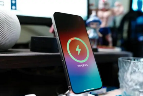 天元苹果15换屏服务分享用什么充电器给iPhone15充电更好 